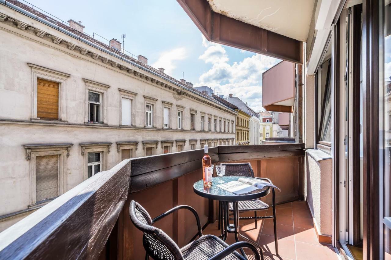 Bpr Golden Corner Suite With Balcony & A/C Budapest Bagian luar foto